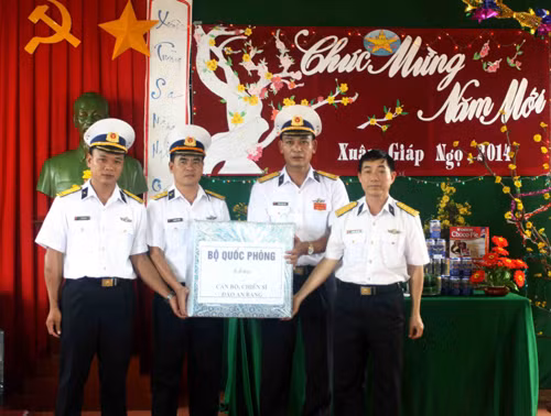 Quà Tết đến với đảo An Bang ảnh 3