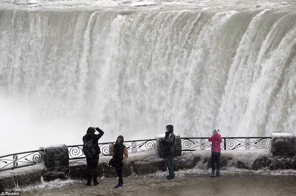 Kỳ vĩ thác Niagara đông cứng trong giá lạnh ảnh 9