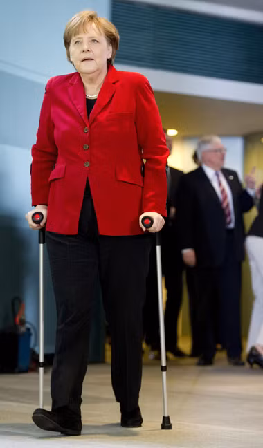 Bà Merkel ngã rạn xương khi trượt tuyết ảnh 1