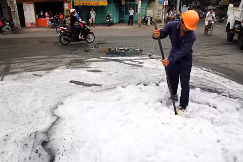 Hố ga phun bọt nước trắng xóa như tuyết lên mặt đường ảnh 1