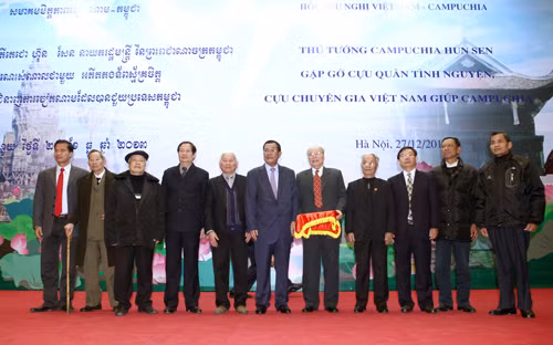 Nhân dân Campuchia luôn ghi nhớ công ơn của quân tình nguyện Việt Nam ảnh 1