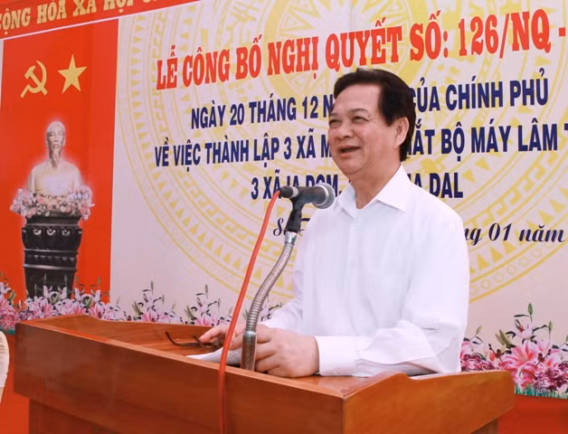 Thủ tướng Nguyễn Tấn Dũng thăm huyện Sa Thầy, tỉnh Kon Tum ảnh 1