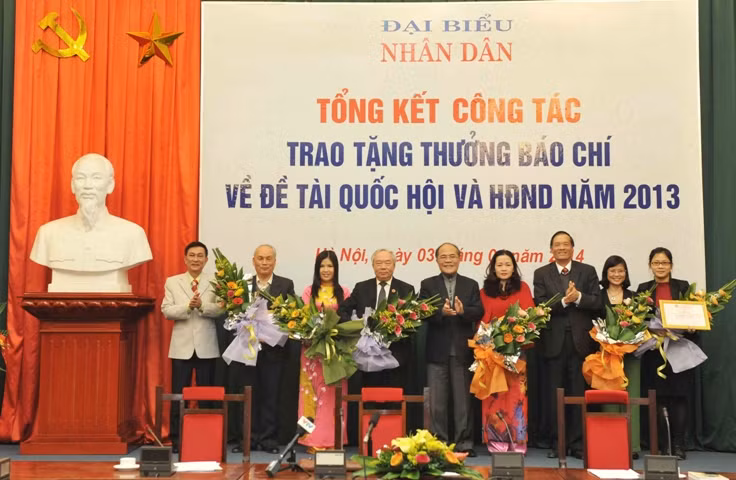 Trao giải thưởng báo chí về đề tài Quốc hội và Hội đồng nhân dân ảnh 1