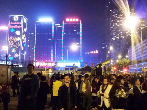 Người Hong Kong vứt bỏ phiền não đón năm mới ảnh 2
