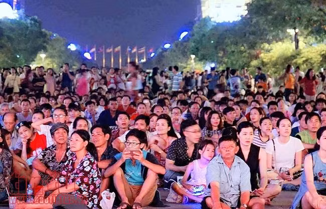 Hàng ngàn người đổ về phố đi bộ Nguyễn Huệ chờ xem bắn pháo hoa ảnh 5