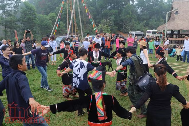 Các điểm vui chơi Hà Nội kín người trong ngày nghỉ lễ ảnh 15