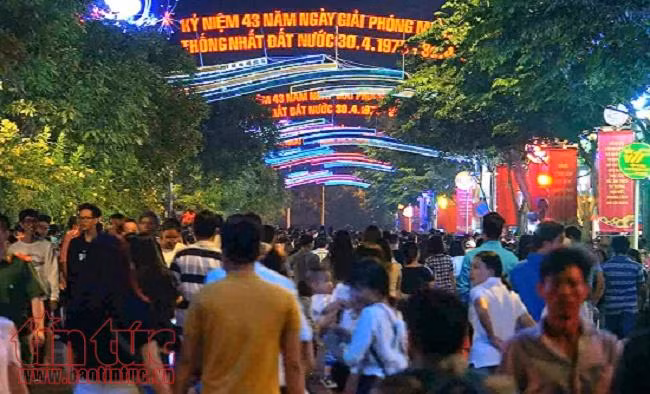 Hàng ngàn người đổ về phố đi bộ Nguyễn Huệ chờ xem bắn pháo hoa ảnh 1