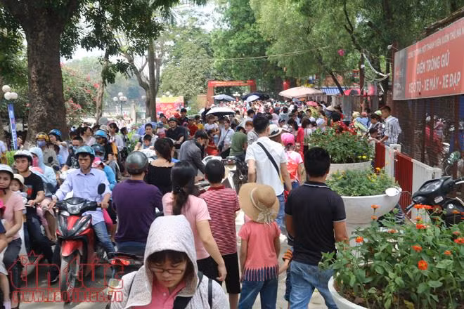 Các điểm vui chơi Hà Nội kín người trong ngày nghỉ lễ ảnh 8