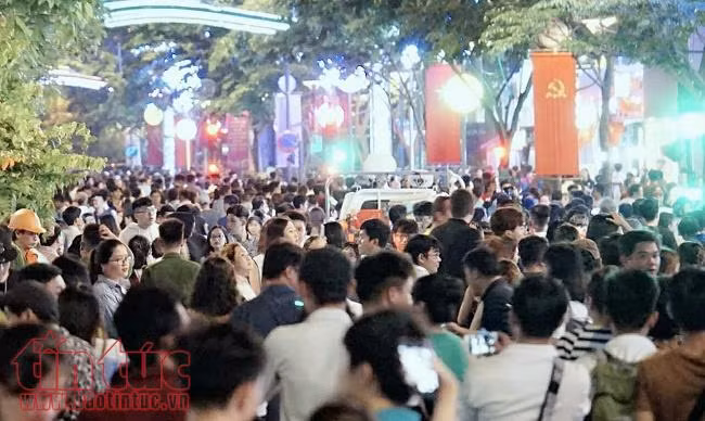 Hàng ngàn người đổ về phố đi bộ Nguyễn Huệ chờ xem bắn pháo hoa ảnh 3