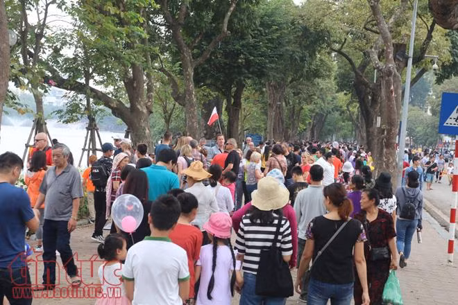 Các điểm vui chơi Hà Nội kín người trong ngày nghỉ lễ ảnh 1