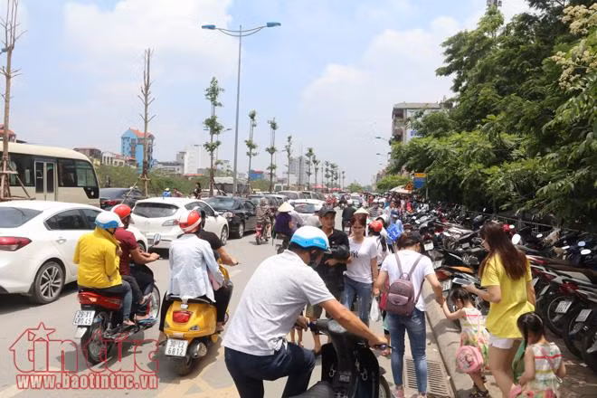 Các điểm vui chơi Hà Nội kín người trong ngày nghỉ lễ ảnh 5
