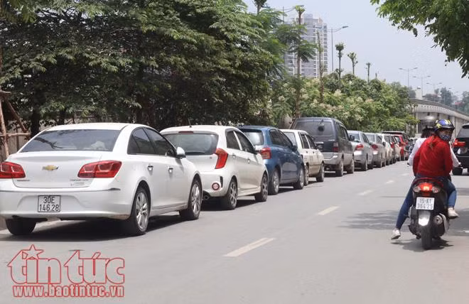 Các điểm vui chơi Hà Nội kín người trong ngày nghỉ lễ ảnh 6
