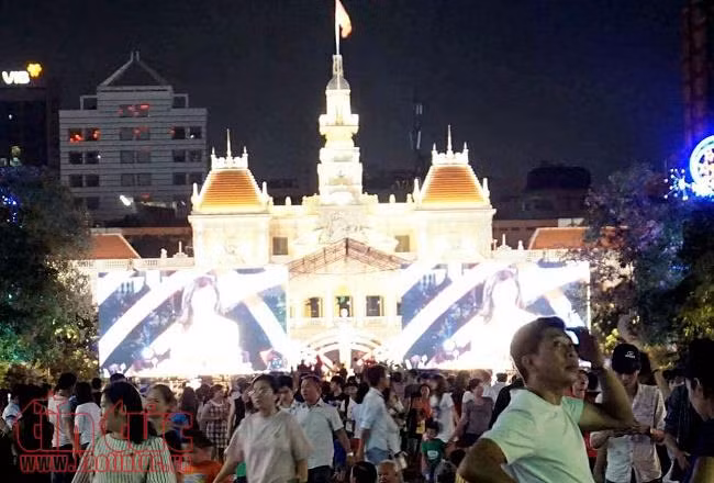 Hàng ngàn người đổ về phố đi bộ Nguyễn Huệ chờ xem bắn pháo hoa ảnh 2