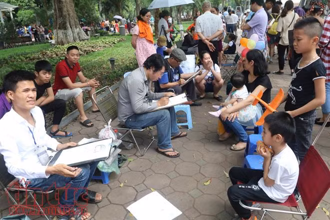 Các điểm vui chơi Hà Nội kín người trong ngày nghỉ lễ ảnh 4