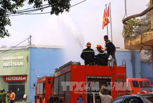 Khẩn trương dập tắt vụ cháy tại 109 Trường Chinh, Hà Nội ảnh 2
