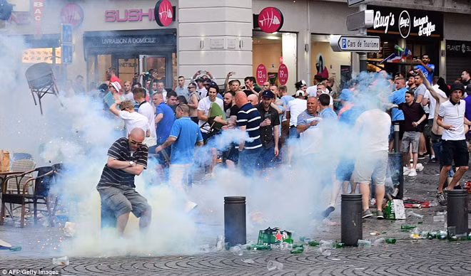 CĐV Anh "quậy tung" Marseille, cảnh sát Pháp mệt lử ảnh 2