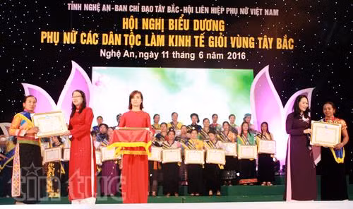 Vinh danh những “bông hoa” vùng Tây Bắc làm kinh tế giỏi ảnh 4