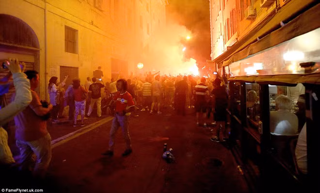 CĐV Anh "quậy tung" Marseille, cảnh sát Pháp mệt lử ảnh 6