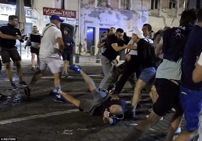 CĐV Anh "quậy tung" Marseille, cảnh sát Pháp mệt lử ảnh 5