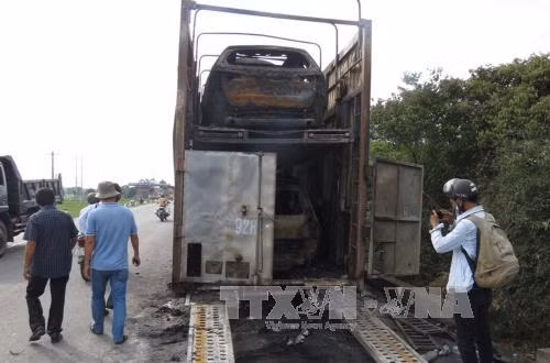 Xe đầu kéo bốc cháy, thiêu rụi 3 ô tô ảnh 1