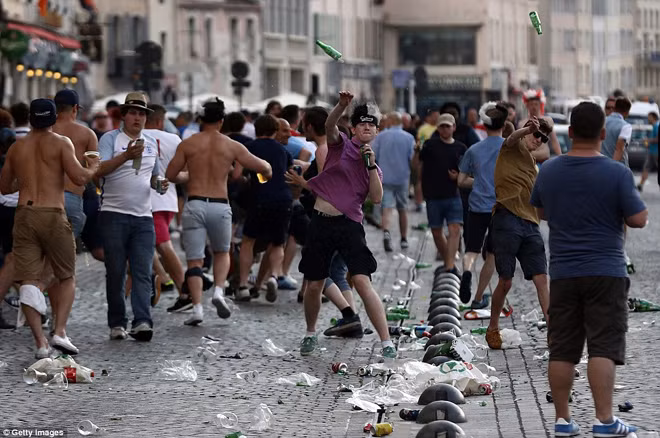 CĐV Anh "quậy tung" Marseille, cảnh sát Pháp mệt lử ảnh 7