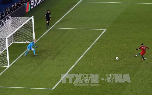 Ronaldo lại gây thất vọng, Bồ Đào Nha gặp khó ảnh 1