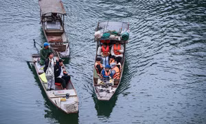Học sinh tại các xóm Săng Bờ, xóm Nưa, xóm Tham, xóm Lau Bai... thường phải dậy từ 5 giờ sángvà bắt đầu hành trình bằng thuyền để đến trường vì khoảng cách di chuyển rất xa. Ảnh: Trọng Đạt - TTXVN