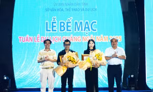 Ban tổ chức trao tặng Bằng khen của Chủ tịch Ủy ban nhân dân tỉnh Quảng Ngãi cho tổ chức và cá nhân có thành tích xuất sắc trong Tuần lễ Du lịch. Ảnh: Đinh Hương - TTXVN