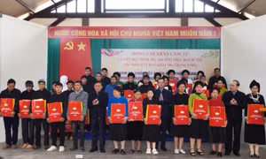 Đồng chí Trần Cẩm Tú thăm, tặng quà Tết tại thôn Làng Nủ, Lào Cai