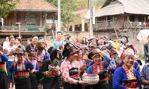 Lễ hội té nước của đồng bào dân tộc Lào ở Điện Biên