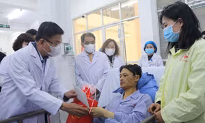Phó Thủ tướng Lê Thành Long động viên, trao quà Tết cho nhân dân Cao Bằng