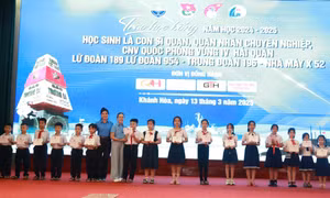 Trao tặng 290 suất học bổng Vừ A Dính cho con em gia đình quân nhân