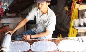 Làng nghề bánh tráng Hậu Thành nhộn nhịp sản xuất phục vụ Tết