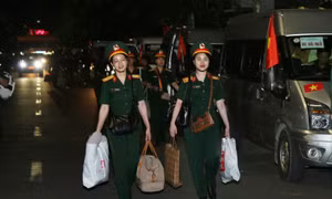 Đoàn tàu đặc biệt chở đội hình Nghi lễ Quân đội tham gia diễu binh kỷ niệm 50 năm thống nhất đất nước