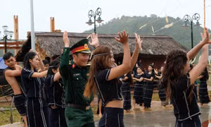 Tung tăng thổ cẩm du Xuân