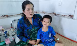 Các bệnh nhi hồi phục sức khỏe sau hơn 20 ngày điều trị. Ảnh: Ánh Tuyết - TTXVN