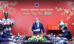 Thủ tướng Nguyễn Xuân Phúc thăm hỏi, động viên ngành y tế nỗ lực trong phòng, chống dịch COVID-19 trong Tết Nguyên đán Tân Sửu