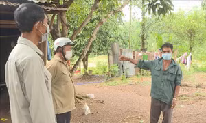 Già làng, người uy tín ở huyện Phú Riềng đến tận thôn đồng bào thiểu số để tuyên truyền phòng, chống dịch COVID-19. Ảnh: K GỬIH -TTXVN