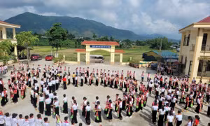 Phổ biến nhất là các điệu xòe vòng với sự tham gia của số lượng người không giới hạn. Ảnh: TTXVN phát