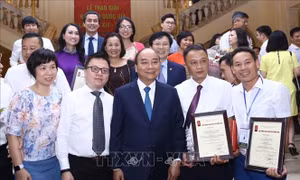 Thủ tướng Chính phủ Nguyễn Xuân Phúc với lãnh đạo và các tác giả đoạt giải thuộc Liên Chi hội Nhà báo Thông tấn xã Việt Nam. Ảnh: TTXVN