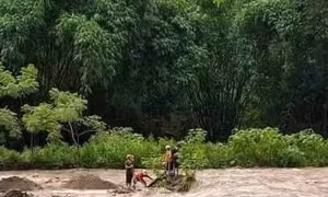 Cao Bằng: Lũ quét cuốn 4 người mất tích khi đang xúc cát bên suối