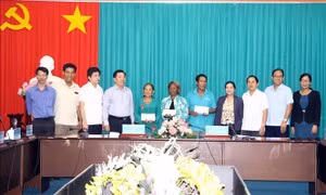 Lãnh đạo Ủy ban Dân tộc tặng 2 phần quà cho đại diện 2 tập thể và 50 hộ dân khó khăn. Ảnh: Trung Hiếu-TTXVN