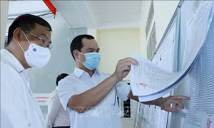 Đồng chí Nguyễn Đình Khang, Ủy viên Trung ương Đảng, Chủ tịch Tổng Liên đoàn Lao động Việt Nam, Ủy viên Hội đồng Bầu cử quốc gia kiểm tra danh sách cử tri tại phường Tân Phong, thành phố Lai Châu. Ảnh: Nguyễn Oanh-TTXVN