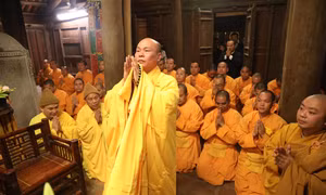 Làm lễ rước bộ Mộc bản “Cư Trần lạc đạo phú” từ Chùa Vĩnh Nghiêm, huyện Yên Dũng, lên Chùa Thượng Tây Yên Tử, huyện Sơn Động. Ảnh: Danh Lam -TTXVN