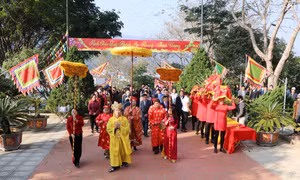 Các đại biểu lãnh đạo thành phố Lai Châu và nhân dân trong, ngoài tỉnh Lai Châu chuẩn bị dâng hương tại đền thờ Vua Lê Lợi. Ảnh: Đinh Thùy-TTXVN