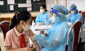 Cán bộ Y tế tiêm vaccine phòng COVID-19 cho học sinh trường THCS Gia Cẩm, thành phố Việt Trì, tỉnh Phú Thọ. Ảnh: Trung Kiên - TTXVN