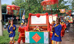 Lễ hội Dinh Thầy Thím thu hút đông đảo khách hành hương