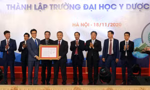 Phó Thủ tướng Vũ Đức Đam trao Quyết định của Thủ tướng Chính phủ thành lập Trường Đại học Y Dược - Đại học Quốc gia Hà Nội. Ảnh: VGP