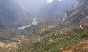 Đường xuống thôn Tà Làng dài gần 8km với 49 đoạn cua. Ảnh: Nguyễn Chiến - TTXVN