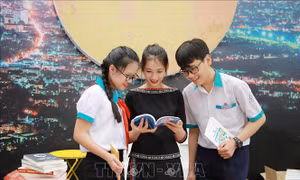 Học sinh tìm hiểu, đọc sách tại Ngày Sách và Văn hóa đọc Việt Nam năm 2021. Ảnh: Hoài Thu – TTXVN.